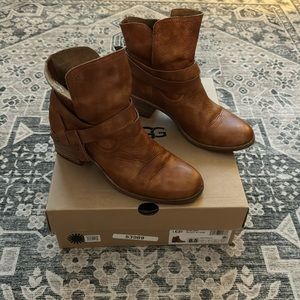 UGG Elora Booties Sz 8.5